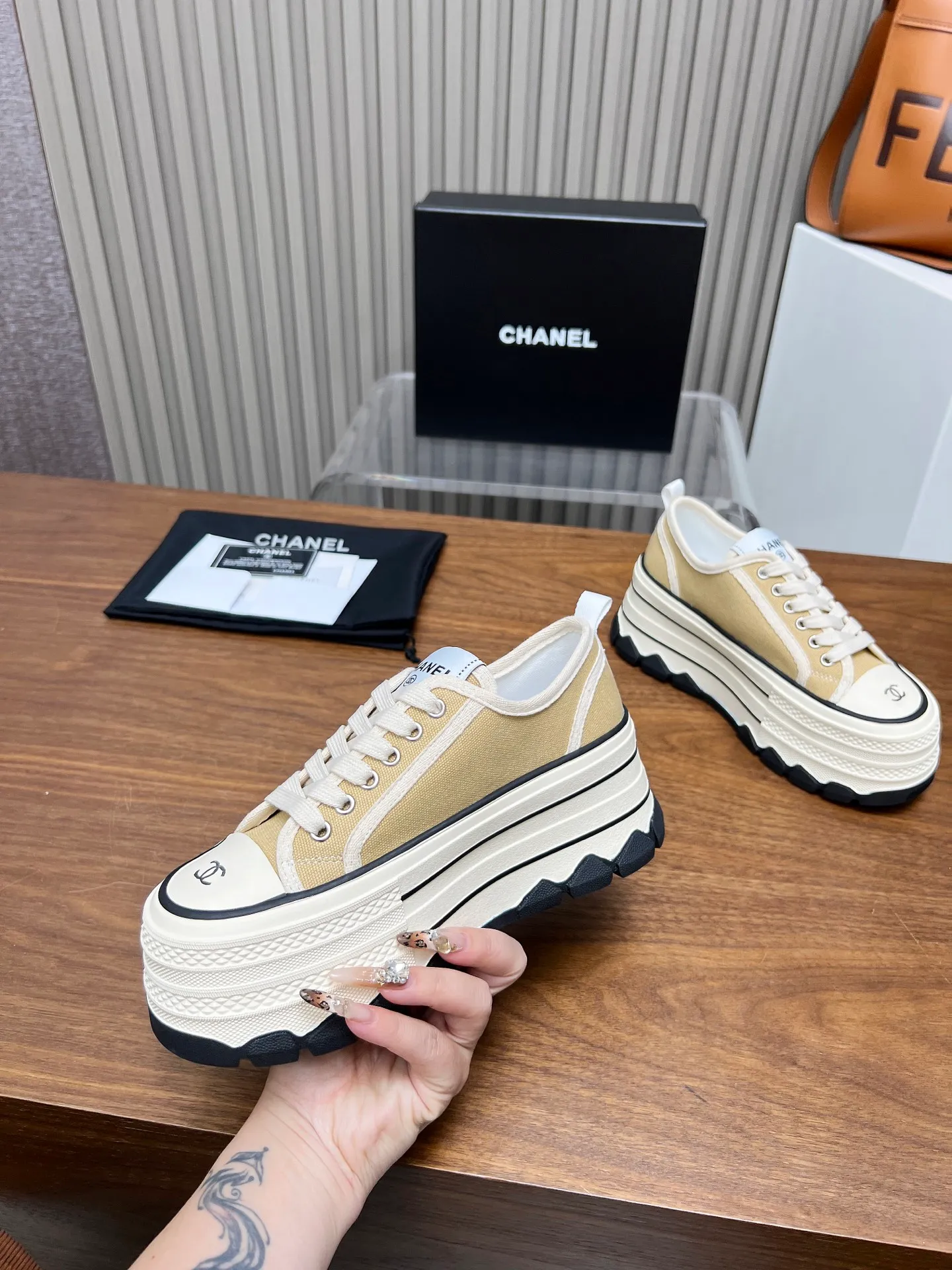 👟👟Ex-factory price 480👟👟 Top version, original quality! ! ! Chanel Chanel - 2025 biscuit shoes, the top casual sports shoes in the counter. This classic design; the style of the upper is made of various craftsmanship; the outsole is fashionable and sporty; the unusual inclusion of a variety of color matching elements... The diversified mix and match is very beautiful and versatile, casual, fashionable, sports and outdoor can be taken into account... ꫛꫀꪝ Go➫ Material: ❶Upper made of: original canvas ❷Inside made of: sheepskin ❸Outsole based on: Original TPU combination outsole, counter quality packaging, complete set for women 35–40